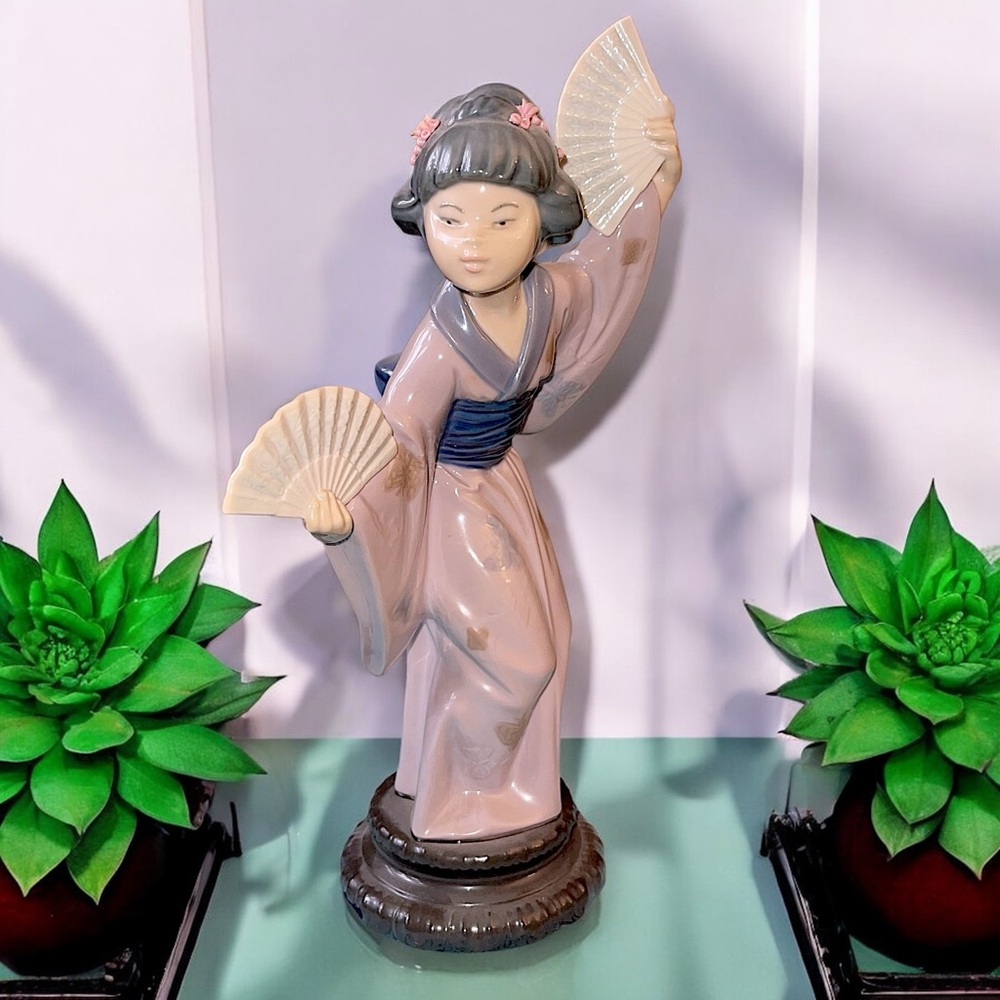 Retired Lladró Madame Butterfly - Japanese Girl With Fan Figurine #4991 - Picture 3 of 16